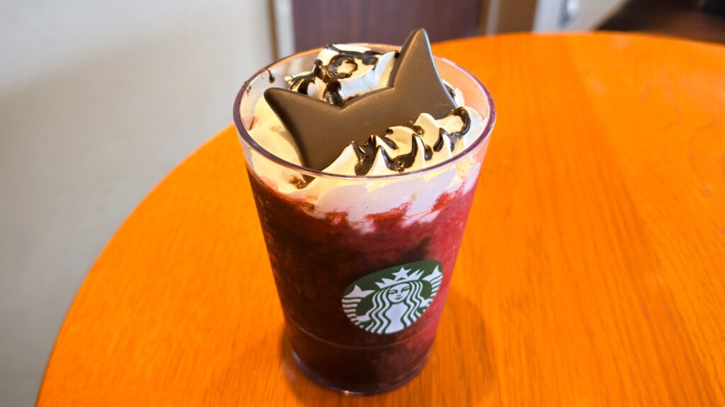 スターバックス_テーブルに置いた「アサイー ベリー フラペチーノ®」