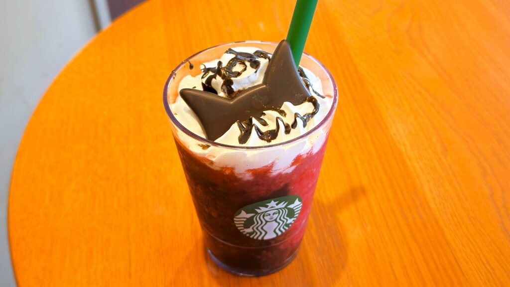 スターバックス_「アサイー ベリー フラペチーノ®」を飲んでいる様子