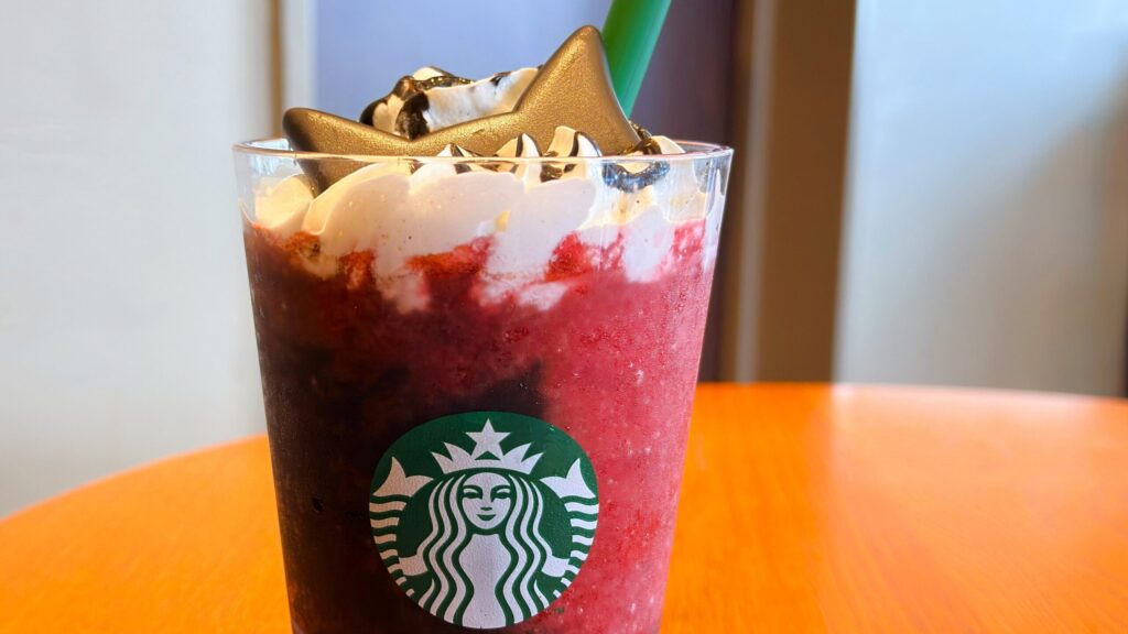 スターバックス_ストローがささった「アサイー ベリー フラペチーノ®」