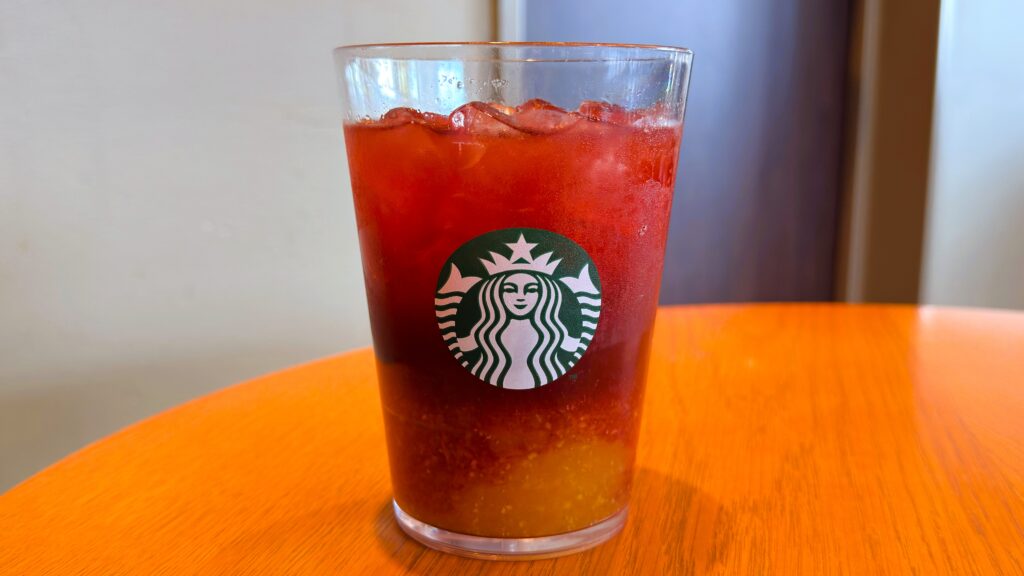 スターバックス_グラスにはいった「アサイー ベリー ゆず シトラス & ティー(アイス)」
