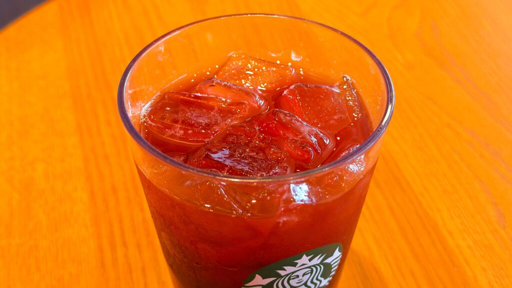 スターバックス_氷が入った「アサイー ベリー ゆず シトラス & ティー(アイス)」