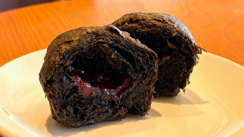スターバックス_温めた「ハロウィン チョコ＆ベリーデニッシュ」をカットした様子