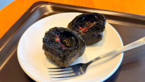 スターバックス_カットした「ハロウィン チョコ＆ベリーデニッシュ」の皿盛り