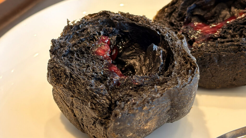 スターバックス_温めた「ハロウィン チョコ＆ベリーデニッシュ」の断面