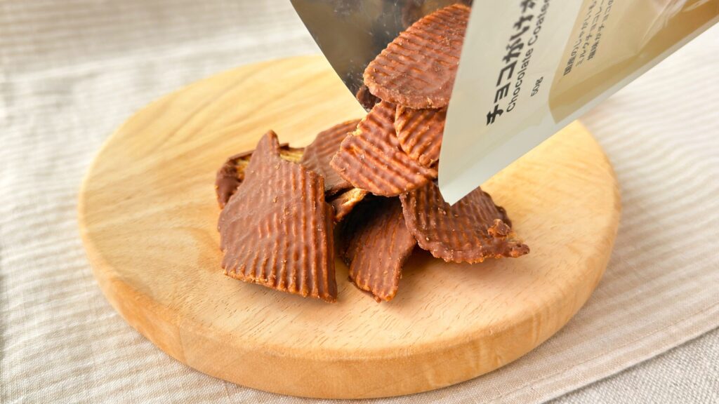 無印良品_「チョコがけポテトチップス」を皿に盛り付けている様子