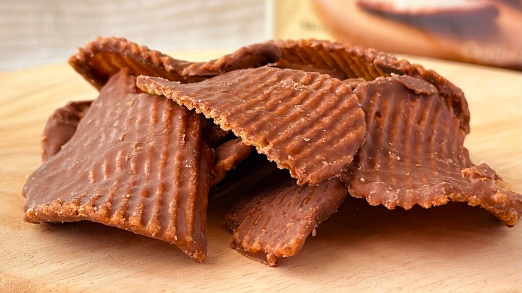 無印良品_パッケージから取り出した「チョコがけポテトチップス」