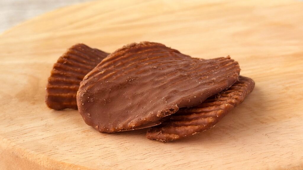 無印良品_ミルクチョコレートでコーティングされた「チョコがけポテトチップス」