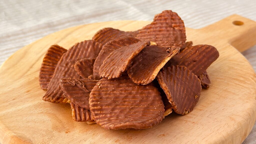 無印良品_木皿にのった「チョコがけポテトチップス」