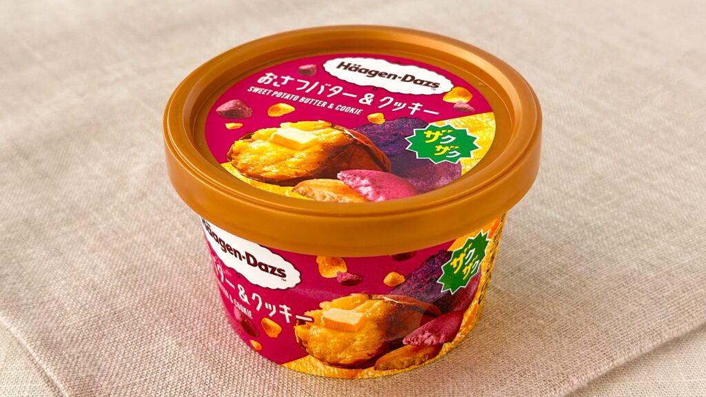ハーゲンダッツ_ファミリーマート限定「おさつバター&クッキー」のパッケージがテーブルに置いてある様子
