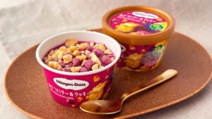 ハーゲンダッツ_ファミリーマート限定「おさつバター＆クッキー」のパッケージとふた開けが並んでいる様子