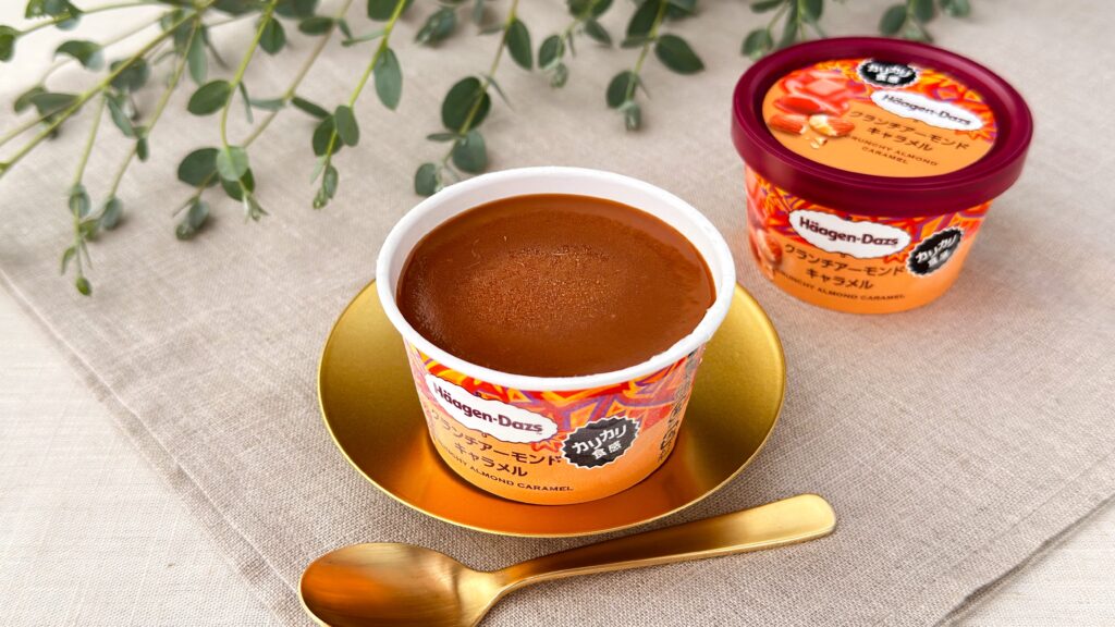 ハーゲンダッツ_「クランチアーモンドキャラメル」のパッケージと中身が並んでいる様子