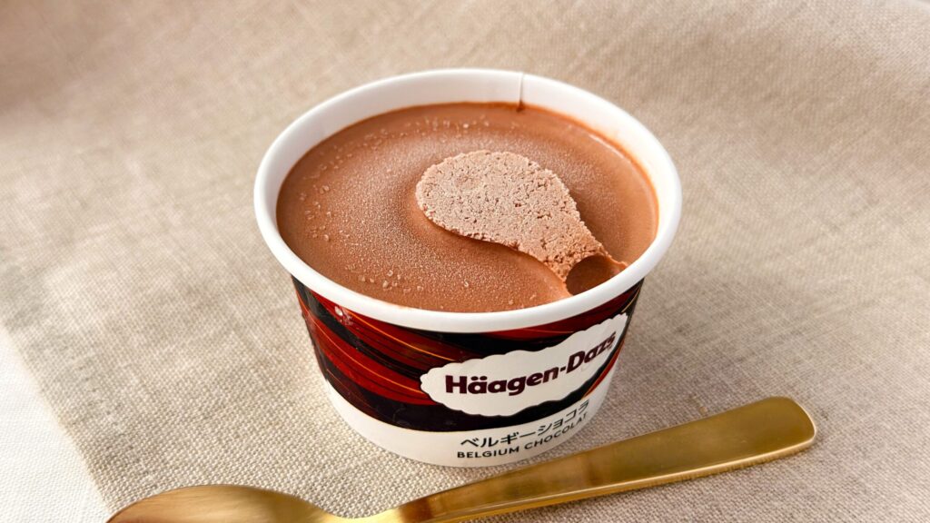 ハーゲンダッツ_「世界のデザート セレクション」のベルギーショコラのふた開け