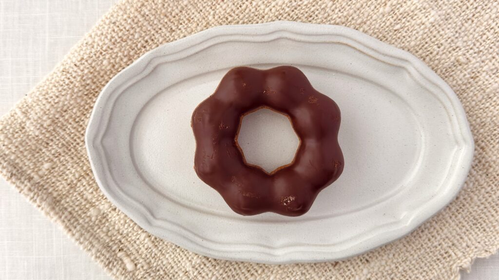 ミスタードーナツ_白皿にのった「ポン・デ・ダブルショコラ」