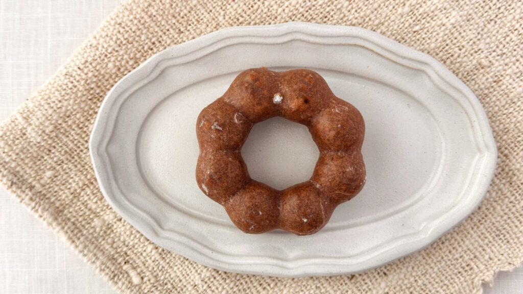 ミスタードーナツ_白皿にのった「ポン・デ・ショコラ」