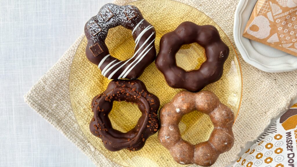 ミスタードーナツ_ポン・デ・ショコラシリーズ全4種のドーナツが並んでいる様子