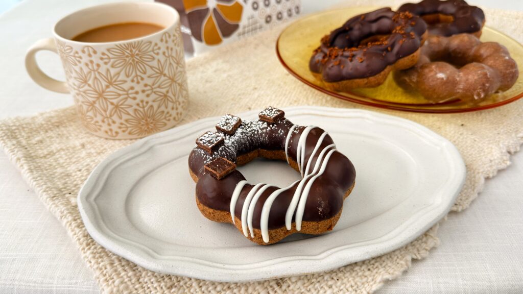 ミスタードーナツ_ポン・デ・ショコラシリーズ全4種のドーナツや紅茶が並んでいる様子