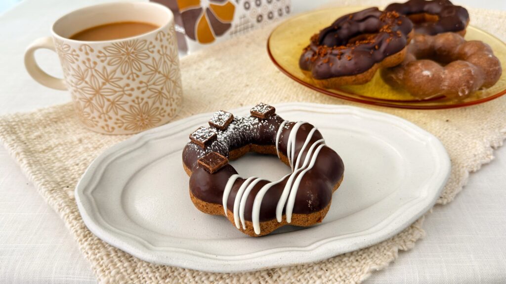 ミスタードーナツ_ポン・デ・ショコラシリーズ全4種のドーナツや紅茶が並んでいる様子