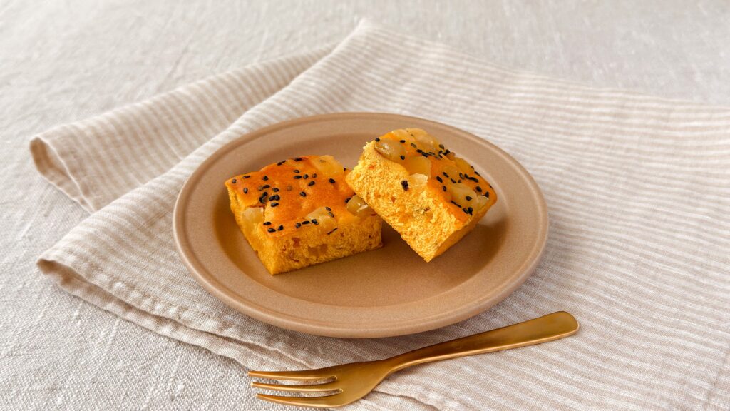 無印良品_テーブルに置いた「スイートポテトケーキ」の皿のせとフォークが添えてある様子