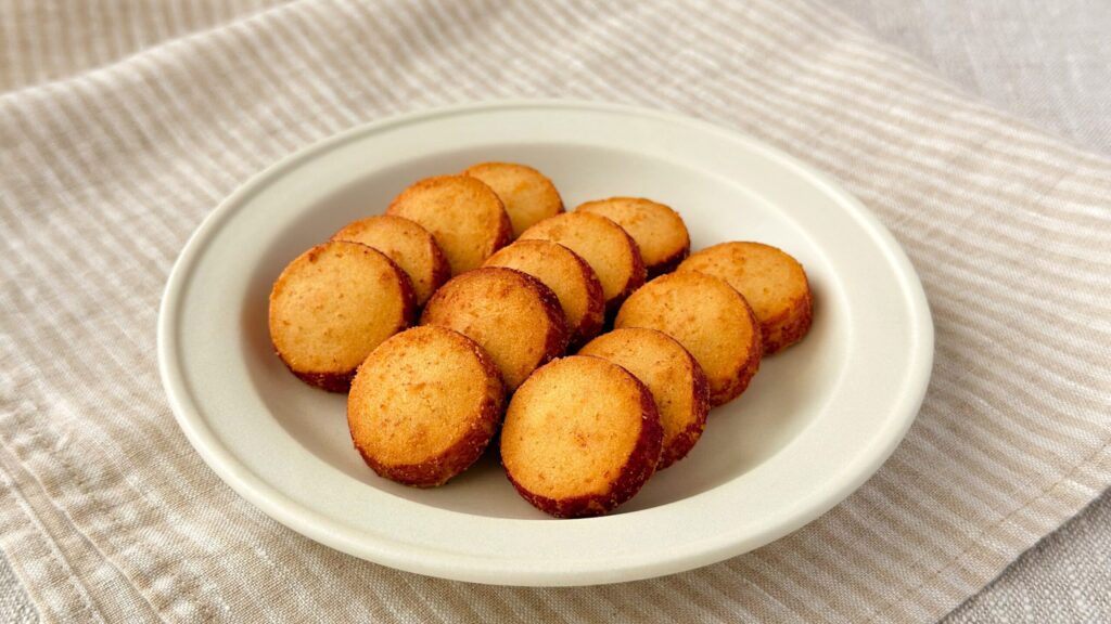 無印良品_白皿にのった「さつまいもクッキー」