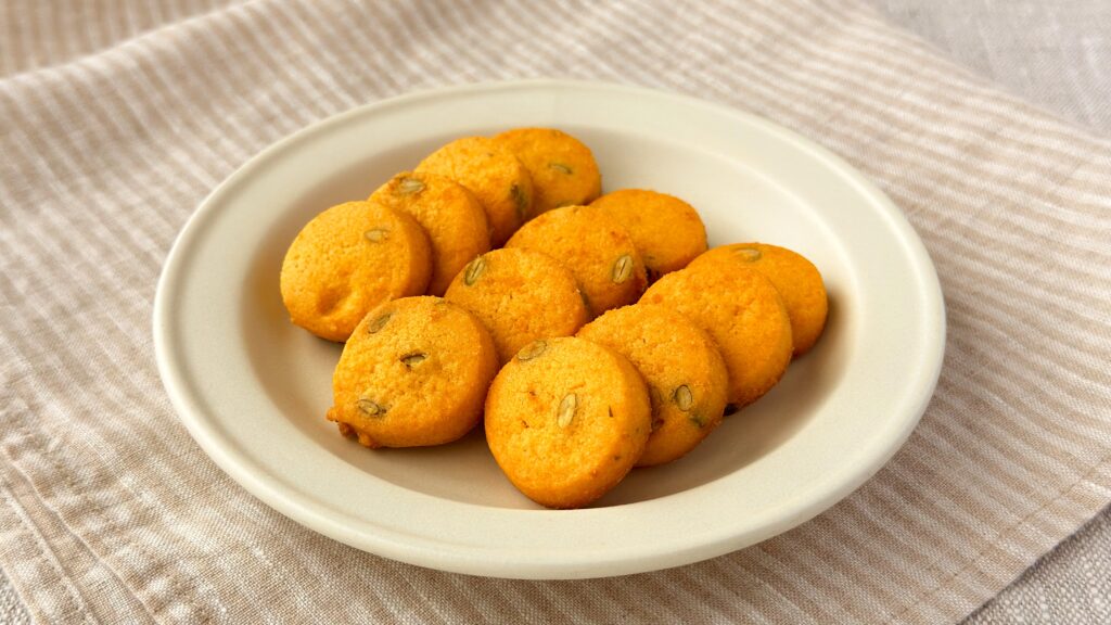 無印良品_白皿にのった「かぼちゃクッキー」