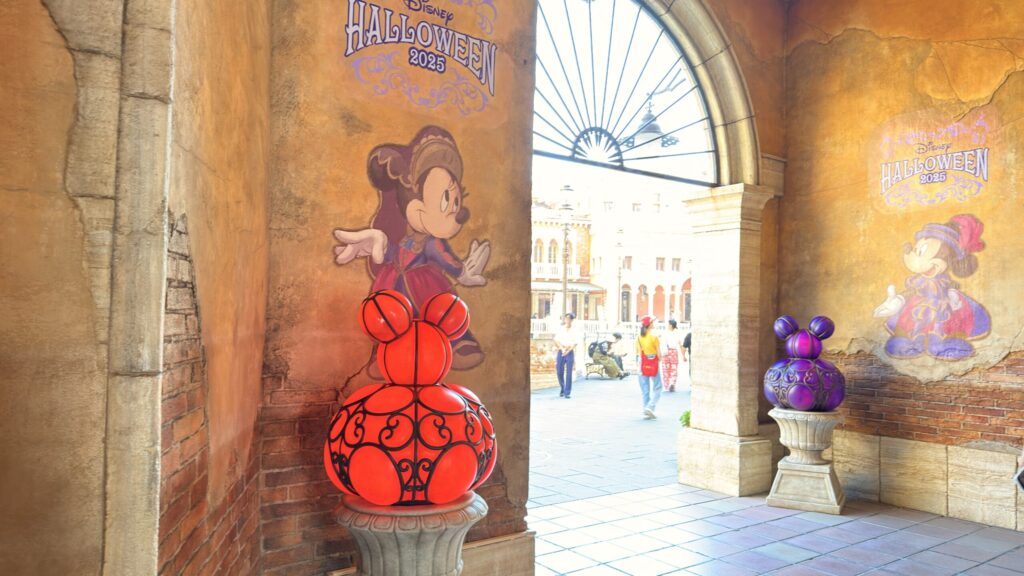 ディズニーシー_日中の壁画に描かれたハロウィーンのミッキーとミニーのデコレーション