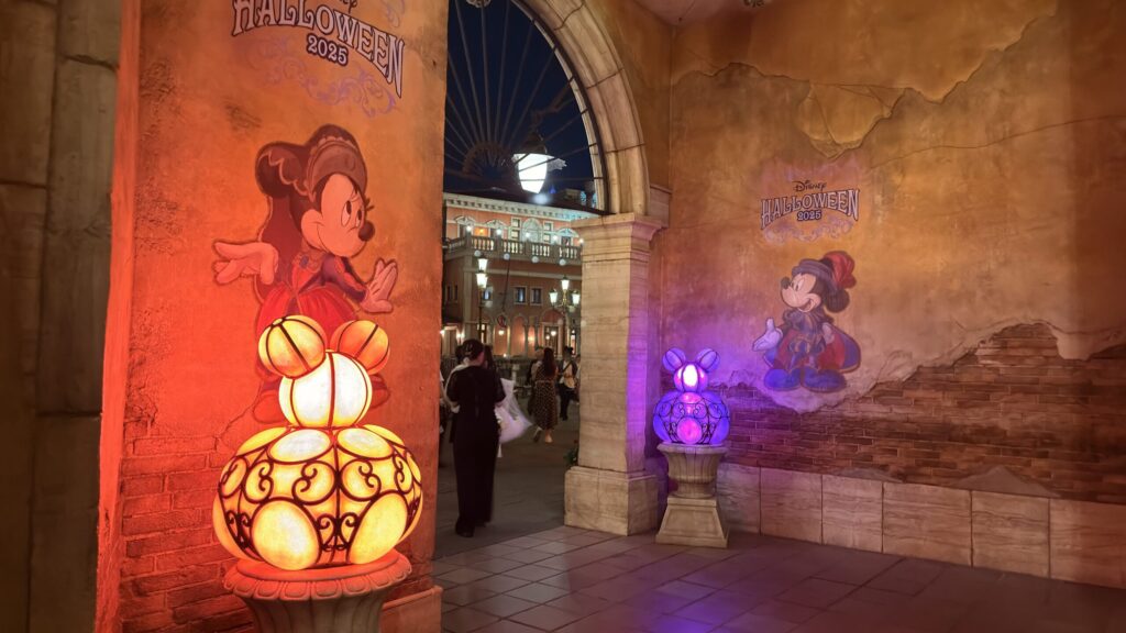 ディズニーシー_ライトアップされた壁画に描かれたハロウィーンのミッキーとミニーのデコレーション