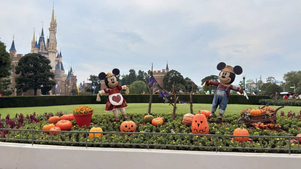 ディズニーランド_シンデレラ城前にあるミッキーとミニーのハロウィーンデコレーション