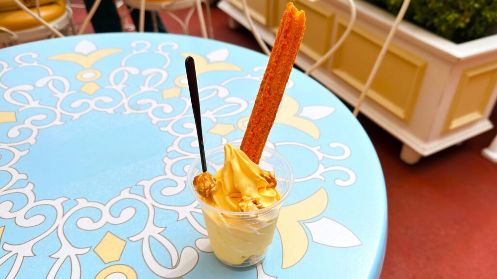 東京ディズニーランド・シー_ハロウィーン限定「ハロウィーンサンデー（パンプキンソフトクリーム＆チュロス）」