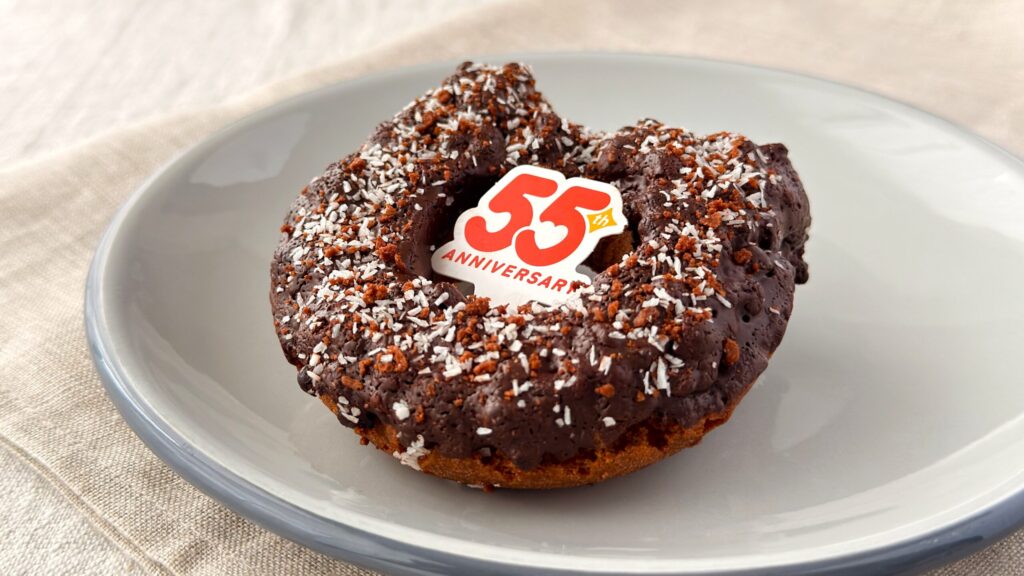 ミスタードーナツ_55周年のピックがついたネットオーダー限定「衝撃!焼きチョコブラックサンダーキャット」