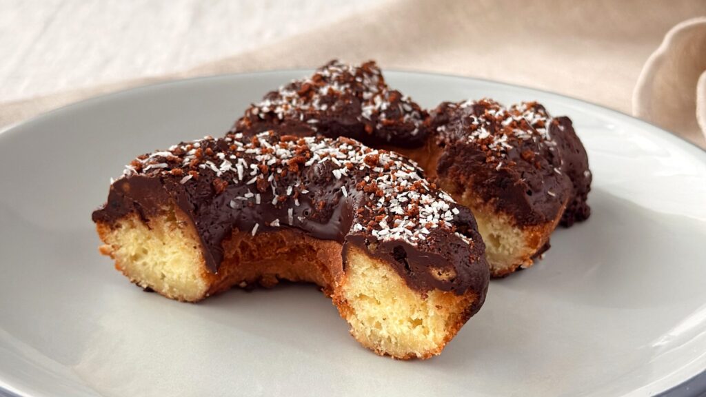 ミスタードーナツ_カットしたネットオーダー限定「衝撃!焼きチョコブラックサンダーキャット」