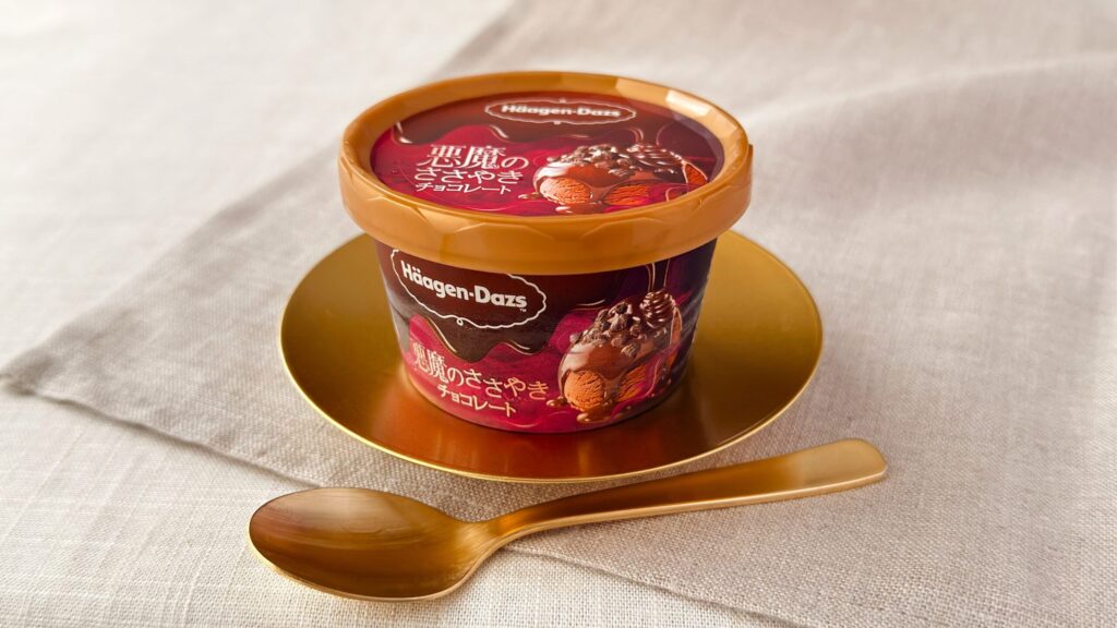 ハーゲンダッツ_スプーンが添えられた「悪魔のささやき『チョコレート』」のパッケージ