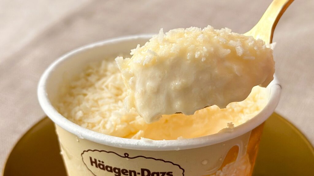 ハーゲンダッツ_「天使のおさそい『ホワイトチョコレート』」をスプーンですくっている様子