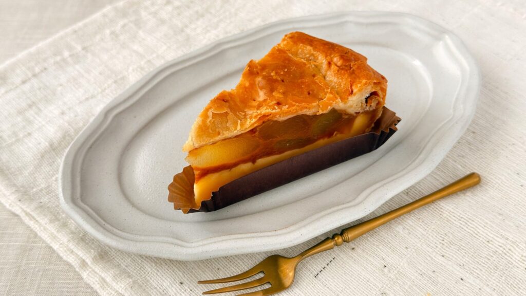 スターバックス_「青森県産2種のりんごカスタードアップルパイ」とフォーク