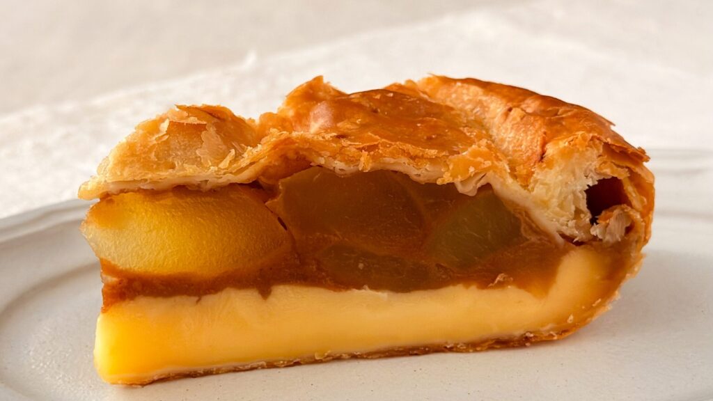 スターバックス_「青森県産2種のりんごカスタードアップルイ」の皿のせ