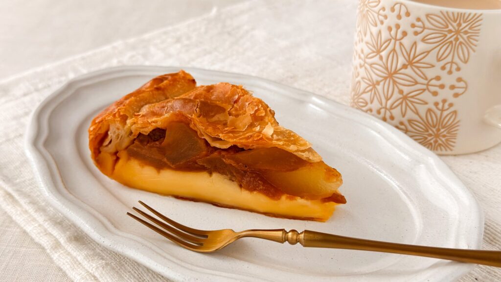 スターバックス_「青森県産2種のりんごカスタードアップルパイ」とコーヒー