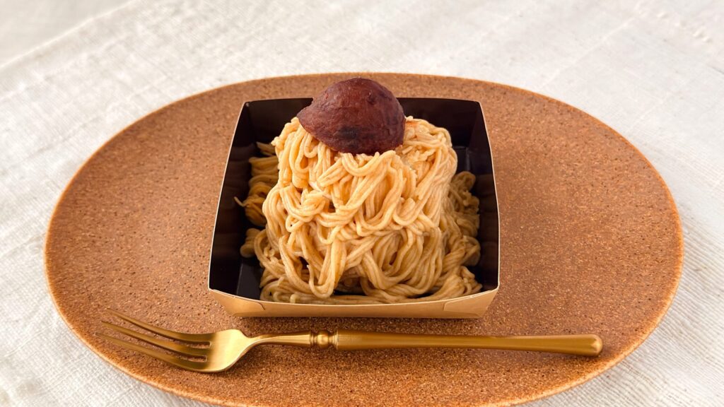 スターバックス_「手しぼり栗のモンブラン」とフォークが並んでいる様子