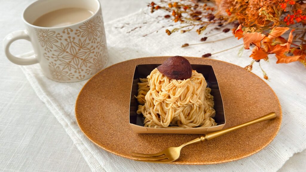 スターバックス_マグカップと一緒にテーブルの上にある「手しぼり栗のモンブラン」