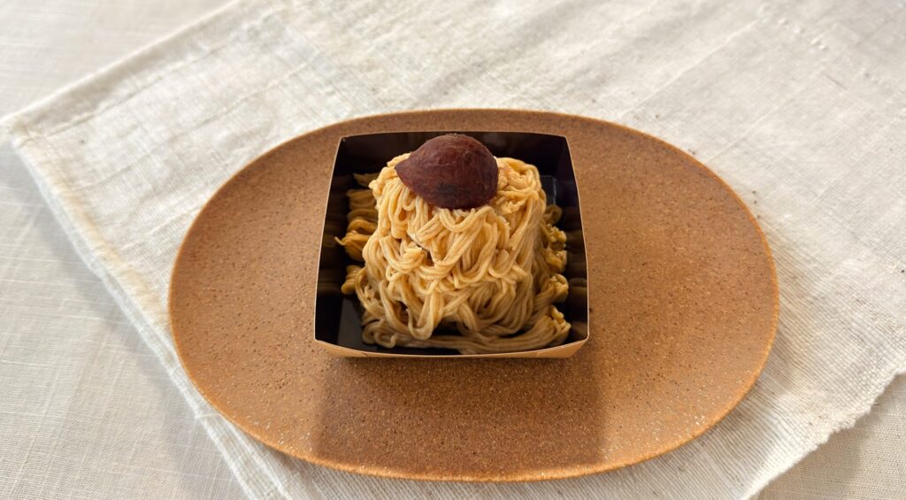 スターバックス_テーブルに置いた「手しぼり栗のモンブラン」とフォーク