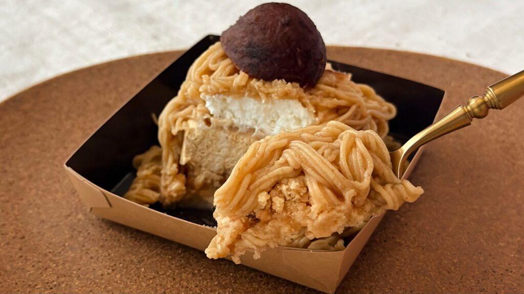 スターバックス_「手しぼり栗のモンブラン」をフォークで持っている様子