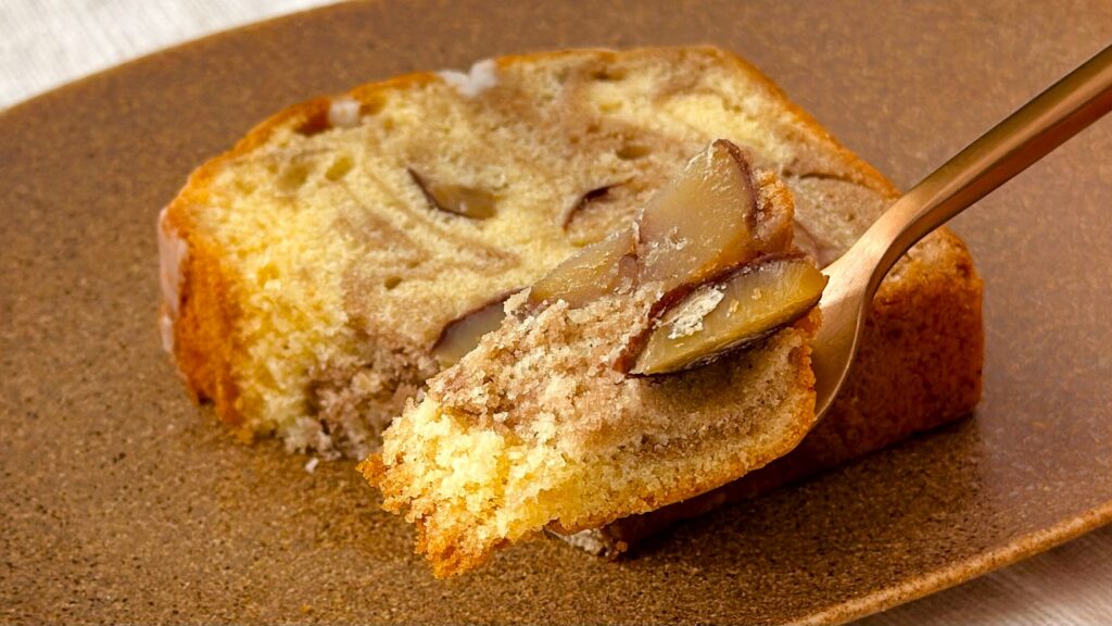 スターバックス_「マロンパウンドケーキ」をフォークで持っている様子