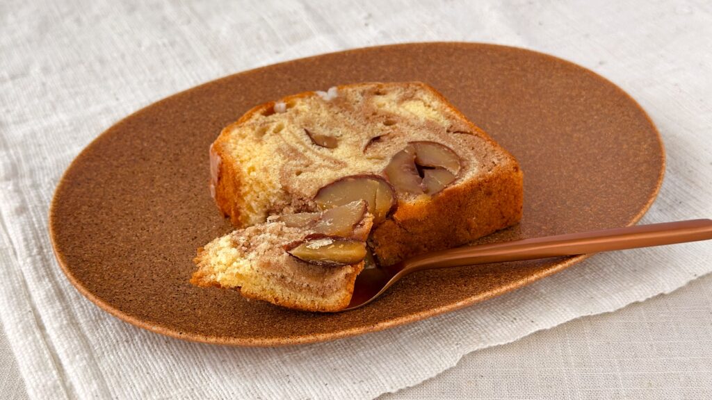 スターバックス_フォークでカットした「マロンパウンドケーキ」