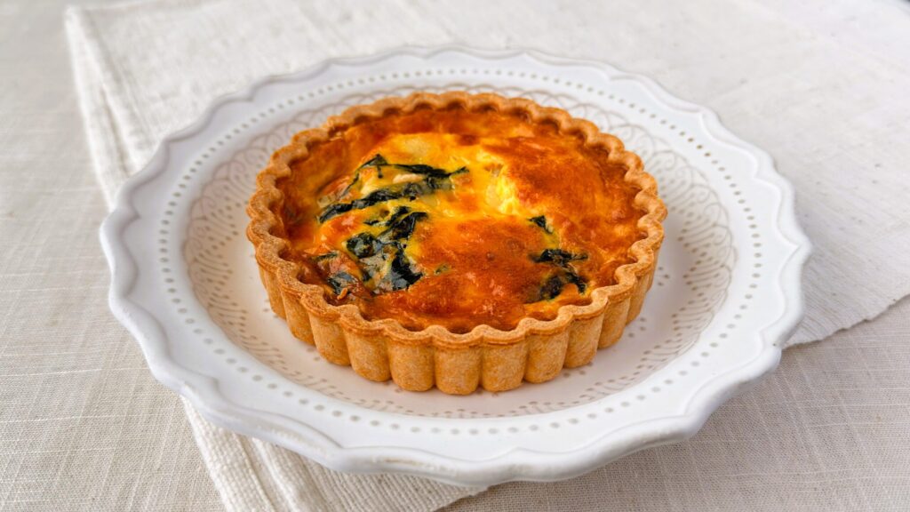 無印良品_焼きたての「チキンとほうれん草のキッシュ」の皿のせ