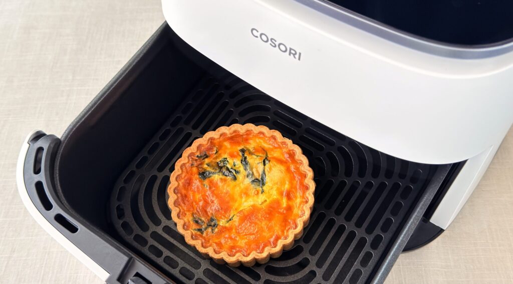 無印良品_コソリで「チキンとほうれん草のキッシュ」を焼いている様子