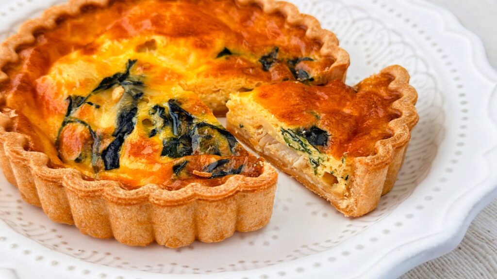 無印良品_カットした「チキンとほうれん草のキッシュ」