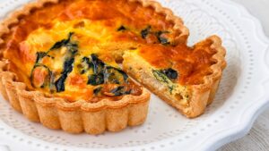 無印良品_カットした「チキンとほうれん草のキッシュ」