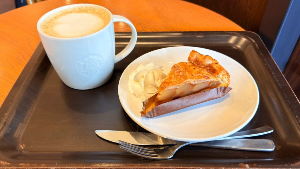 スターバックス_イートイン用のトレーにのった「青森県産2種のりんごカスタードアップルイ」