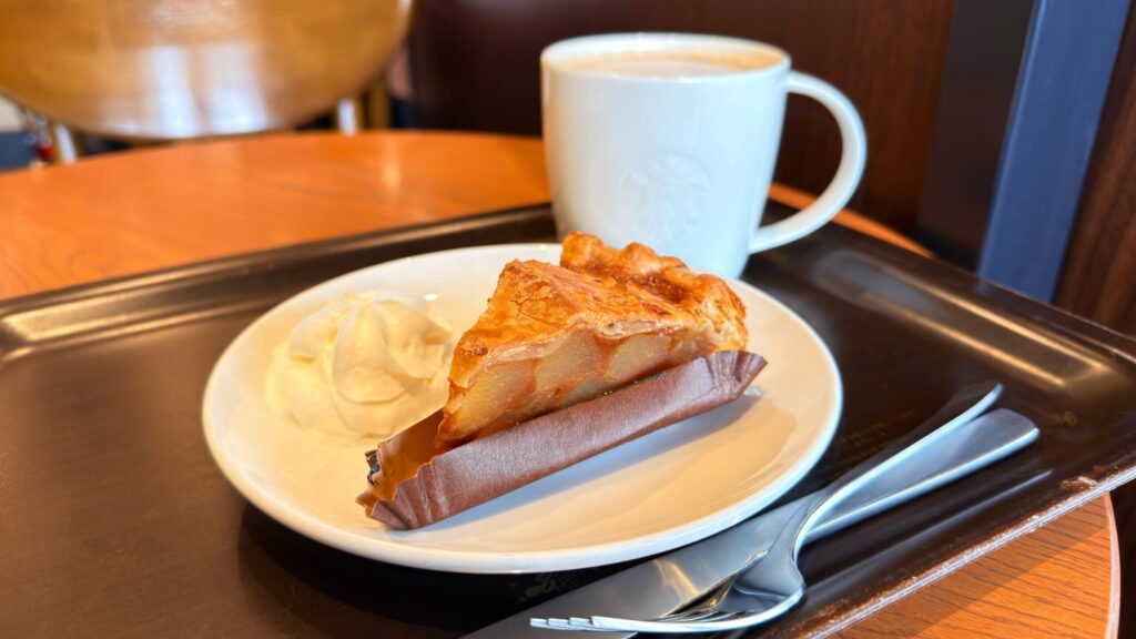 スターバックス_ホイップが添えられた「青森県産2種のりんごカスタードアップルイ」