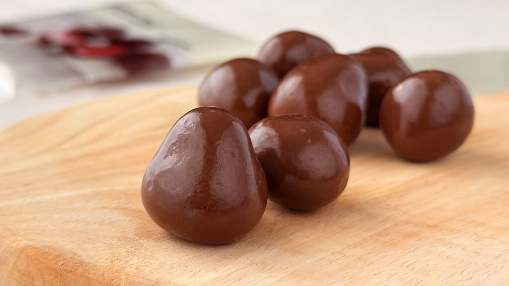 無印良品_「不揃い チョコがけいちご」の皿のせ