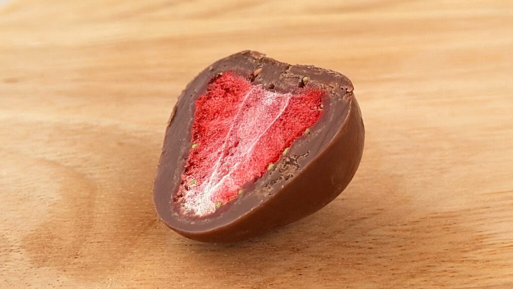 無印良品_「不揃い チョコがけいちご」の断面