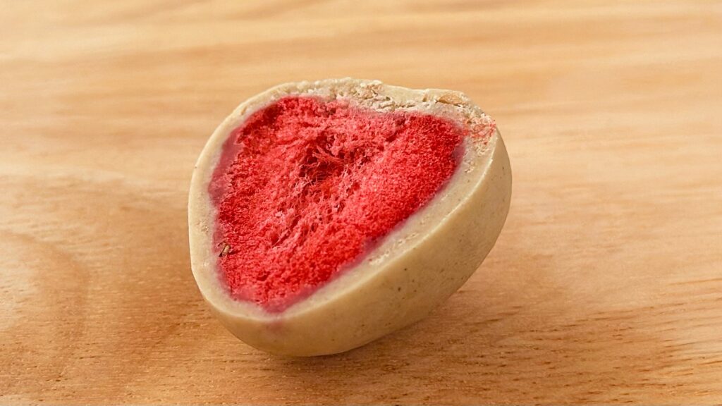 無印良品_「不揃い アールグレイチョコがけいちご」の断面